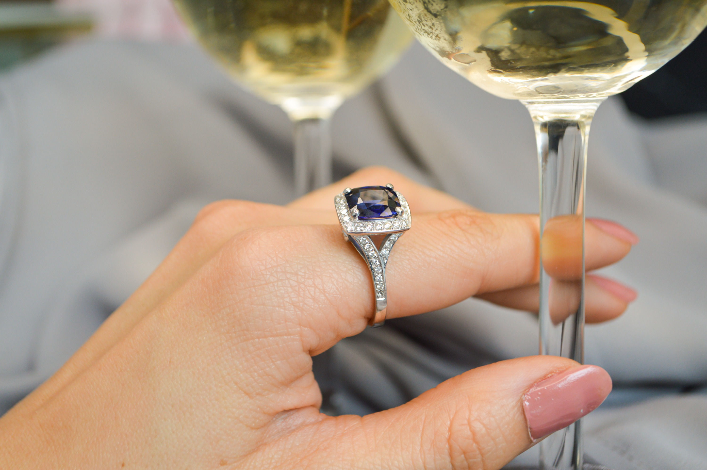 Anillo con zafiro central y diamantes