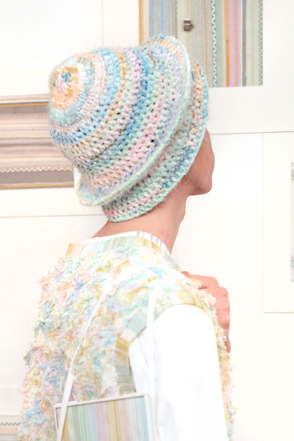 Bonnet tricoté main en polyester recyclé vue de côté