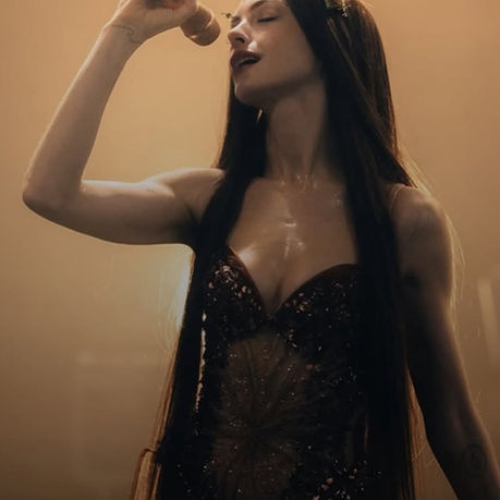 Anne Hathaway en Mother Mary