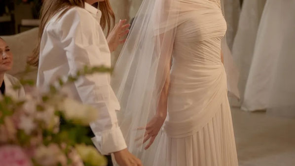 "Quería parecer un fantasma" confiesa Emma Roberts sobre su elección de vestido nupcial