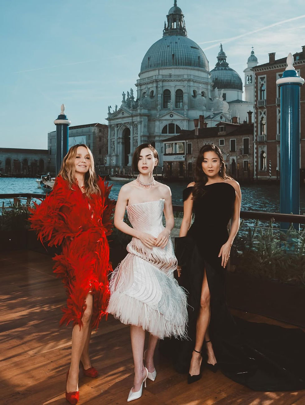 El elenco de Emily en Paris deslumbra en Venecia