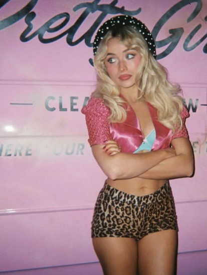 Sabrina Carpenter House Tour video musical estilismo