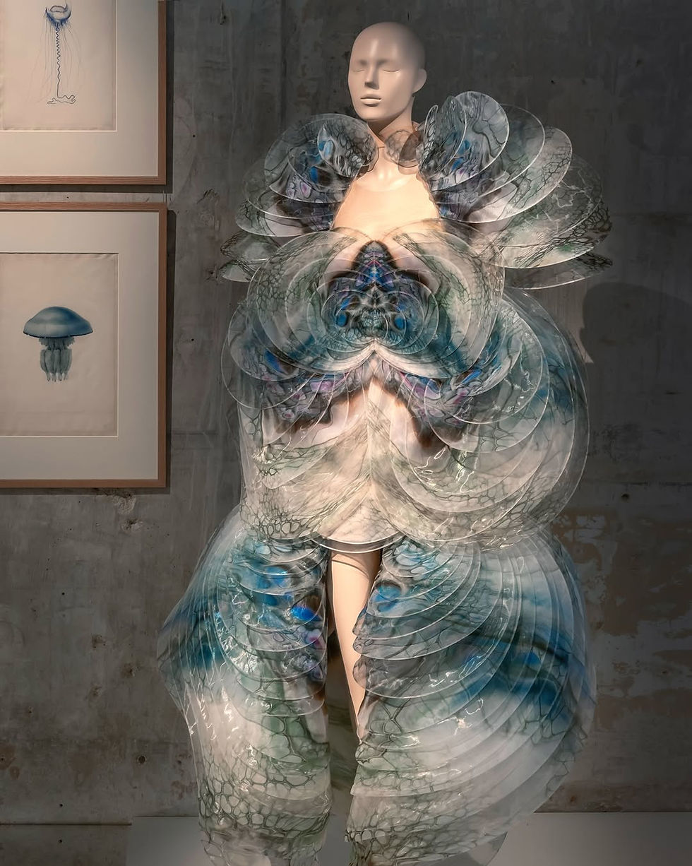 Iris van Herpen presenta "Sculpting the Senses": una retrospectiva que une moda, arte y ciencia