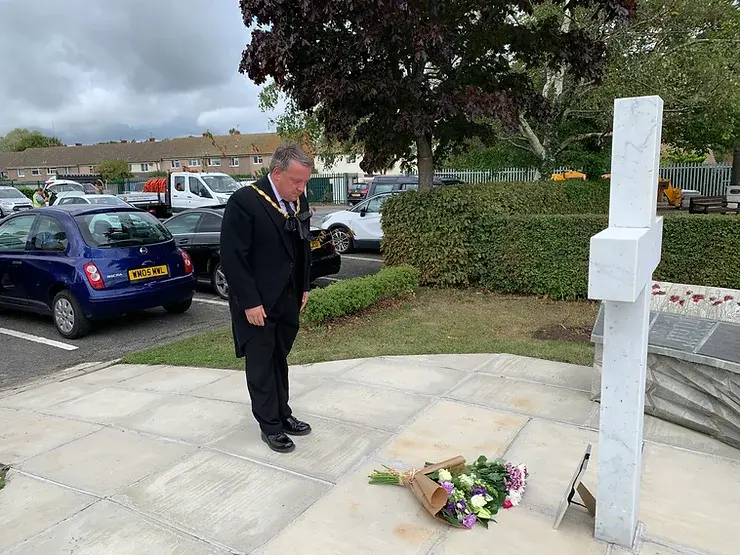 The Mayor of Patchway pays his respects following the passing of HRH Queen Elizabeth II