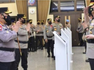 Kapolda Jatim kini dijabat Irjen Teddy Minahasa Putra. Sebelumnya, Teddy menjabat Kapolda Sumbar