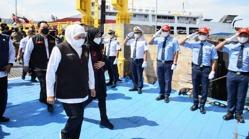 Gubernur Khofifah yang didampingi Bupati Banyuwangi Ipuk Fiestiandani Azwar Anas, Direktur Teknik dan Fasilitas PT. Angkutan Sungai, Danau dan Penyeberangan Indonesia Ferry Kusnadi Chandra Wijaya, dan Kepala Dishub Jatim Nyono. Selanjutnya, rombongan melakukan peninjauan ke dermaga dan menaiki kapal yang sedang bersandar sekaligus berdialog dengan para penumpang kapal maupun petugas kapal. (Foto: Sis)