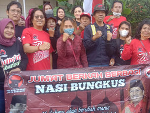 Relawan BULEK'S 99 Bagikan Ratusan Nasi Bungkus Di Seputaran RS Soewandi