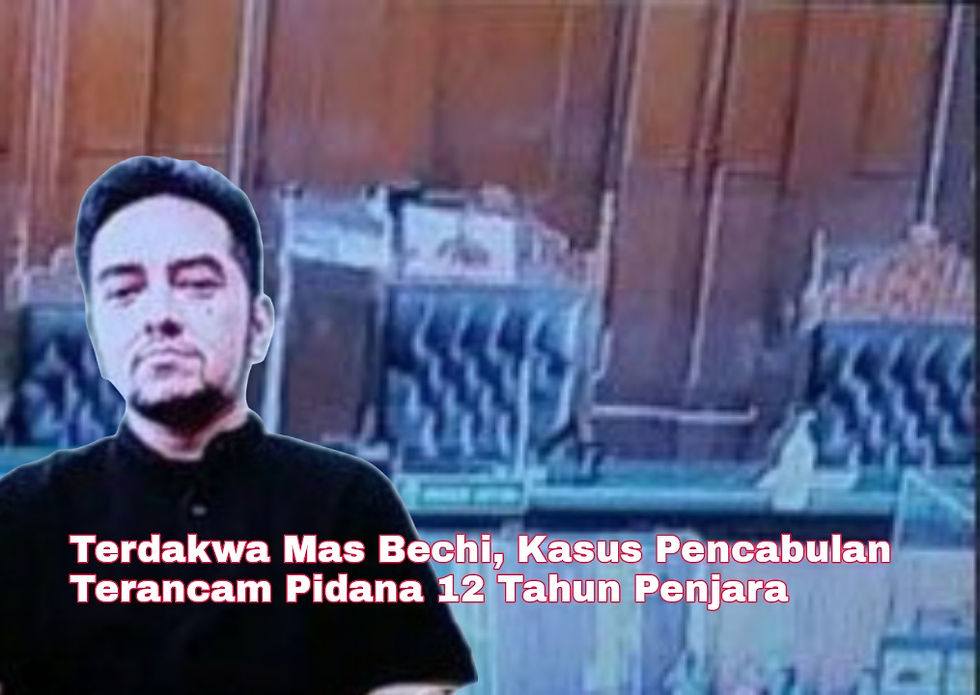 Mas Bechi tampak memakai kaus polo berkerah lengan pendek warna hitam. Kemudian, posisi tubuh dan wajahnya menghadap kamera yang terhubung dengan sidang online.