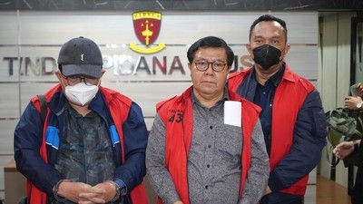 Tiga hakim PN Surabaya yang telah ditetapkan sebagai tersangka yakni Erintuah Damanik (ED), Heru Hanindyo (HH), dan Mangapul (M) dilaksanakan di Kejaksaan Negeri Jakarta Pusat.
