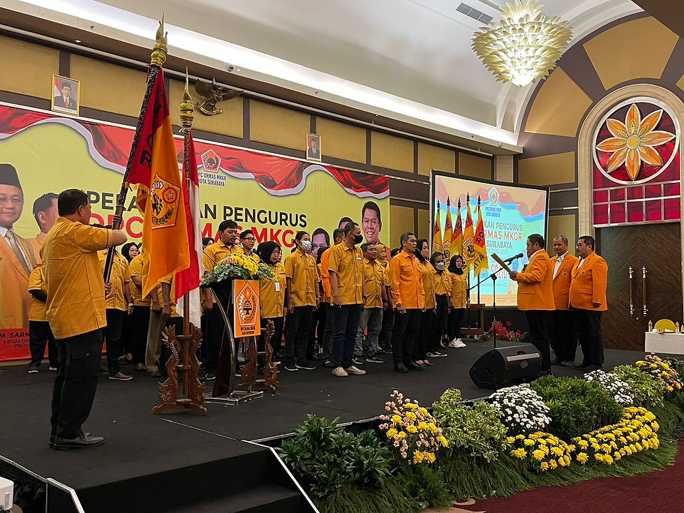 Pengukuhan itu ditandai dengan penyerahan pataka oleh Ketua DPD MKGR Jatim Kodrat Sunyoto kepada Akmawarita Kadir disaksikan Ketua Umum DPP MKGR Adies Kadir.