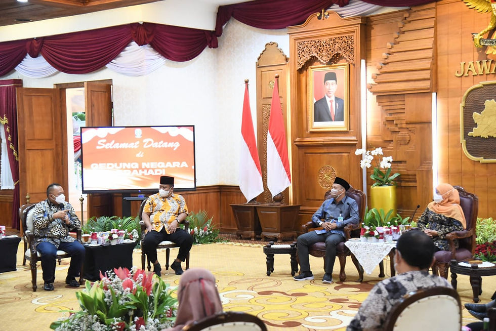 Koordinator Presidium KAHMI Edy Purwanto menyerahkan langsung sertifikat tersebut kepada mantan Menteri Sosial RI ini. “Alhamdulillah disambut baik oleh Ibu Gubernur,” ujar Edy Purwanto usai pertemuan.