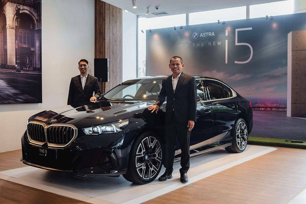BMW 15 eDrive40 M Sport ditawarkan dengan harga Rp2.225.000.000 on-the-road Surabaya dan hadir dengan BMW Service Inclusive 6 tahun, garansi 5 tahun, garansi baterai kendaraan selama 8 tahun atau 160.000 km, perlindungan ban 2 tahun, Roadside Assistance 24-jam dari AstraWorld selama 5 tahun, serta keanggotaan BMW Astra Card dengan berbagai benefit menarik."