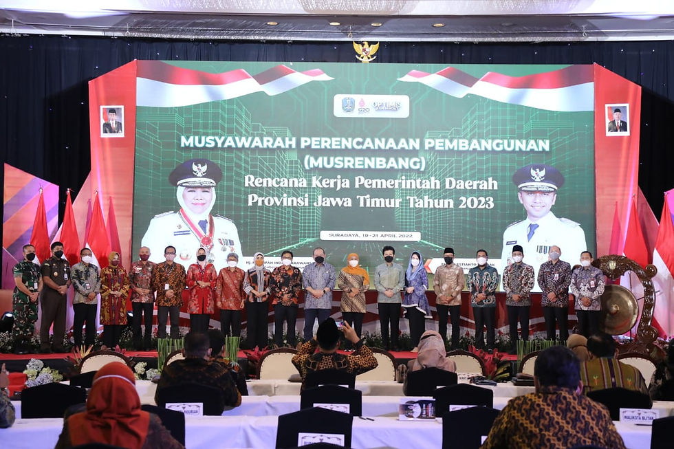 Tujuh Prioritas tersebut menurut Khofifah sudah diselaraskan dengan Rencana Kerja Pemerintah (RKP) nasional 2023.
Ketujuh prioritas pembangunan Jatim pada 2023 adalah, Pemulihan ekonomi kerakyatan melalui peningkatan nilai tambah sektor sekunder dan pariwisata, penguatan konektivitas antar wilayah dalam upaya pemerataan hasil pembangunan serta peningkatan layanan infrastruktur.
