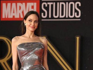 Angelina Jolie Tampil Glamor Kenakan Gaun Strapless di Festival Film Roma