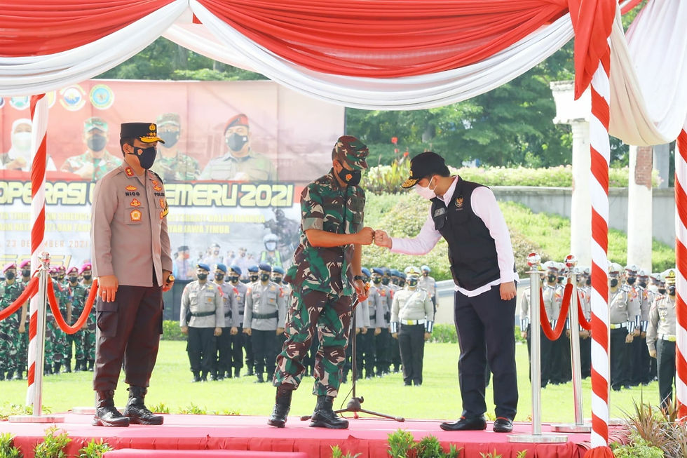 "Belajar dari tahun lalu, kasus Covid-19 sempat meningkat di penghujung tahun. Ini yang ingin kita hindari," ungkap Emil Dardak usai mengikuti Apel Gelar Pasukan Operasi Lilin Semeru 2021 menjelang Nataru di Monumen Tugu Pahlawan, Surabaya, Kamis (23/12).