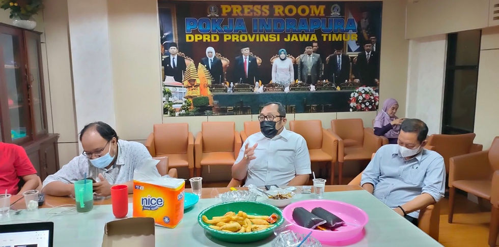 Sahat Tua Simanjuntak saat berdialog dengan sejumlah anggota Pokja Indrapura di Pressroom DPRD Jatim, Rabu, (27/10/2021). (Foto: Ayul)