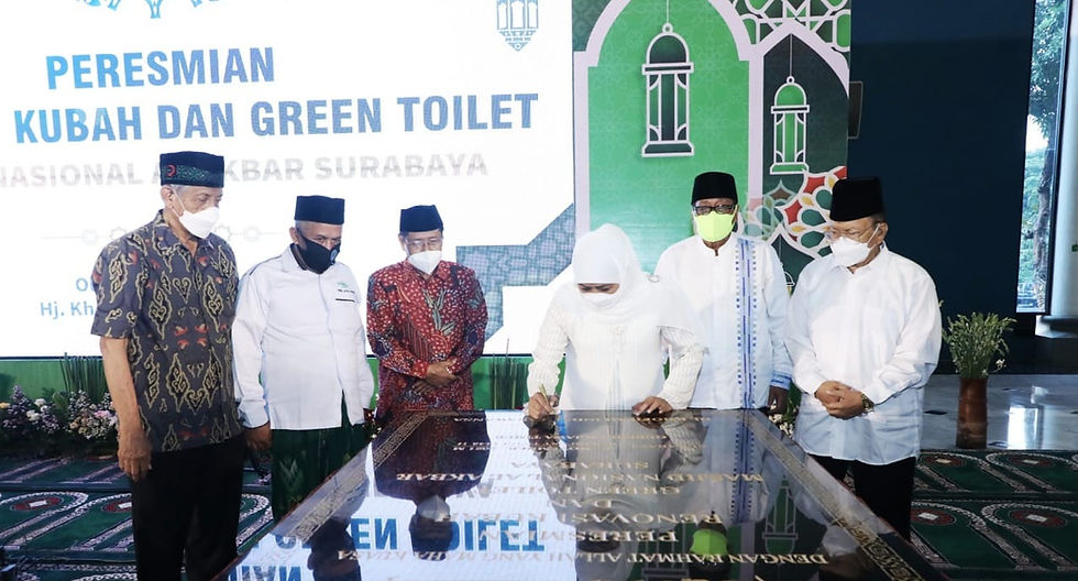 Pembangunan Green Toilet dan tempat wudlu sendiri diinisiasi Khofifah yang menginginkan toilet di dalam Masjid harus indah, baik dan bersih. Tujuannya yakni agar umat yang beribadah menjadi lebih nyaman dan tenang. Ketua Muslimat NU ini juga menyampaikan, ide adanya Green Toilet di Masjid ini, merupakan pengalamannya saat mengunjungi Masjid di Bandar Sri Begawan - Brunei. Di masjid tersebut, terdapat ornamen indah di dalam dan di luar masjid, termasuk di area toiletnya. (Foto:Siswanto)