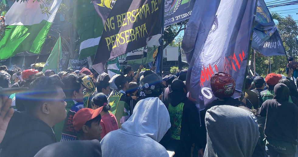 Bonek tiba di lokasi sekitar pukul 13.16 WIB. Beberapa massa terlihat membawa atribut bendera mengikuti satu mobil komando. Mereka datang sembari menyanyikan yel-yel kebanggaan.