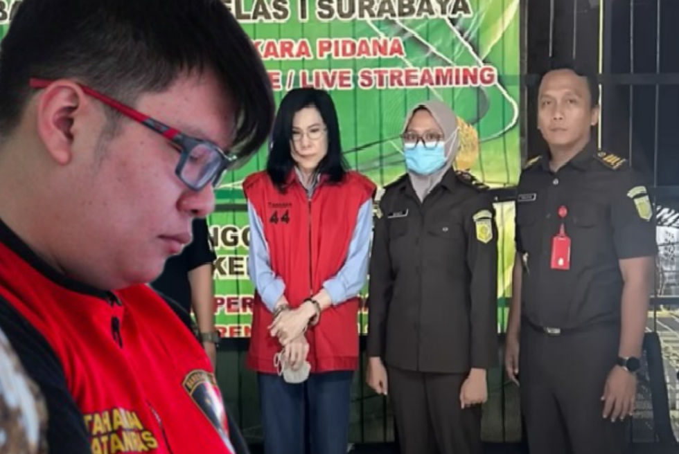 Kasus Suap Hakim PN Surabaya, Kini Ibu Ronald Tannur Jadi Tersangka BaruKOORDINATBERITA.COM | Jakarta - Kejaksaan Agung (Kejagung) menetapkan ibu dari terdakwa Ronald Tannur (RT) yang berinisial MW (Meirizka Widjaja) menjadi tersangka baru dalam kasus dugaan suap dalam vonis bebas putranya RT pada perkara penganiayaan berat terhadap Dini Sera Afriyanti.
Direktur Penyidikan Jaksa Agung Muda Bidang Tindak Pidana Khusus (Jampidsus) Kejagung Abdul Qohar dalam konferensi pers di Gedung Kejaksaan Agung, Jakarta, Senin (4/11), mengatakan setelah dilakukan pemeriksaan MW sebagai saksi, penyidik menemukan bukti yang cukup untuk tindak pidana korupsi suap atau gratifikasi yang dilakukan oleh MW.
”Sehingga meningkatkan status MW dari saksi menjadi tersangka,” kata Abdul Qohar.
Qohar menjelaskan mengenai peran MW dalam kasus ini. MW menghubungi Lisa Rahmat (LR), pengacara Ronald Tannur yang juga menjadi tersangka dan memintanya menjadi penasehat hukum untuk membela anaknya.
“Kami ketahui bahwa ibunda Ronald Tannur berteman akrab dengan LR karena anak LR dan anak MW atau Ronald Tannur pernah satu sekolah,” ucapnya.
MW bertemu LR sebanyak dua kali di suatu kafe pada 5 Oktober 2023 dan di kantor milik LR pada 6 Oktober 2023 untuk membicarakan kasus yang menjerat Ronald.
“LR menyampaikan ke tersangka MW bahwa ada hal-hal yang perlu dibiayai dalam pengurusan kasus Ronald dan langkah-langkah yang ditempuh,” ucapnya
Selanjutnya, LR meminta kepada Zarof Ricar (ZR) agar diperkenalkan kepada seorang pejabat di Pengadilan Negeri (PN) Surabaya untuk memilih majelis hakim yang akan menyidangkan perkara Ronald Tannur.
LR juga bersepakat dengan tersangka MW bahwa biaya pengurusan perkara Ronald berasal dari MW dan apabila ada biaya yang dikeluarkan oleh LR terlebih dahulu dalam pengurusan perkara, maka MW akan menggantinya di kemudian hari.
“Dalam permintaan setiap dana, LR selalu minta persetujuan tersangka MW dan LR meyakinkan MW untuk menyiapkan sejumlah uang guna pengurusan perkara Ronald Tannur agar perkara Ronald Tannur tersebut dibebaskan oleh majelis hakim,” kata dia.
Selama pengurusan perkara Ronald, kata Qohar, MW sudah menyerahkan uang kepada LR sejumlah Rp1,5 miliar yang diberikan secara bertahap. Selain itu, LR juga menalangi sebagian biaya perkara sampai putusan PN Surabaya sebesar Rp2 miliar, sehingga totalnya Rp3,5 miliar.
“Terhadap uang sebesar Rp3,5 miliar tersebut, menurut keterangan LR, diberikan kepada majelis hakim yang menangani perkara tersebut,” ujarnya.
Atas perbuatannya, tersangka MW disangkakan pasal 5 ayat 1 atau pasal 6 ayat 1, huruf A untuk Pasal ke-18 UU No.31 Tahun 1999 tentang Pemberantasan Tindak Pidana Korupsi sebagaimana telah diubah dengan UU Nomor 20 Tahun 2021 tentang Perubahan Atas UU Nomor 31 Tahun 1999 tentang Pemberantasan Tindak Pidana Korupsi untuk Pasal 55 Ayat 1 ke-1 KUHP.
Adapun tersangka MW telah dilakukan penahanan selama 20 hari ke depan di Rutan Kelas I Surabaya Cabang Kejaksaan Tinggi Jawa Timur. Dengan demikian, MW menjadi tersangka kelima dalam kasus di balik dugaan suap vonis bebas Ronald Tannur.
Sebelumnya, penyidik Jampidsus Kejagung menetapkan tiga hakim PN Surabaya yang menjatuhkan vonis bebas kepada Ronald Tannur sebagai tersangka kasus dugaan suap.
Tiga hakim yang berinisial ED (Erintuah Damanik), HH (Heru Hanindyo), dan M (Mangapul) itu diduga menerima suap dari pengacara Ronald Tannur berinisial LR yang juga ditetapkan sebagai tersangka atas perannya selaku pemberi suap.@_Network