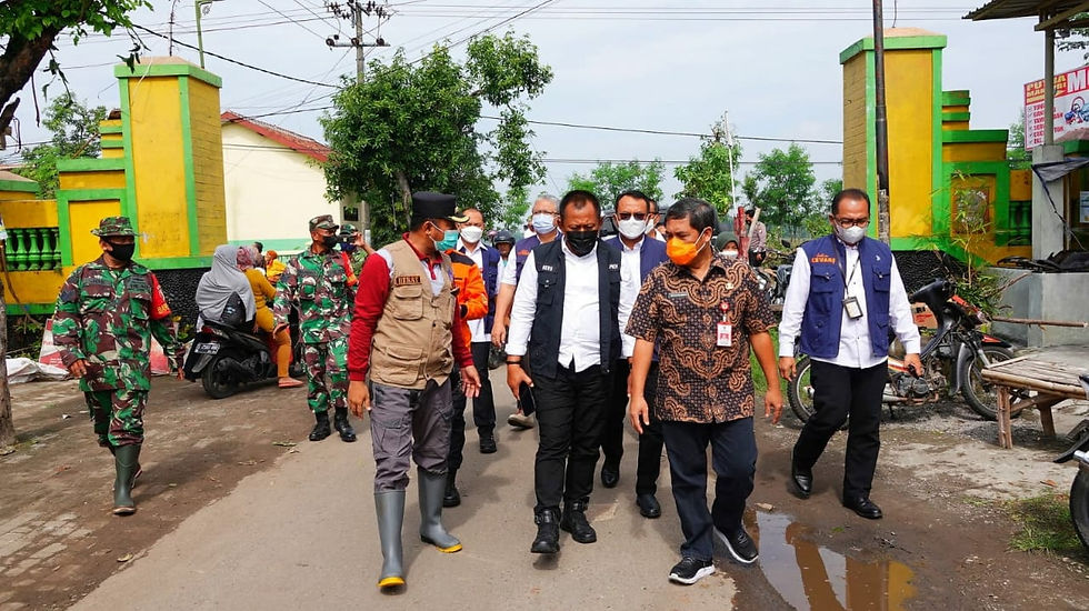Mewakili Gubernur Jawa Timur, Plh. Sekdaprov Jatim Heru Tjahjono didampingi Sekdakab Madiun Tontro Pahlawanto dan Camat Wonoasri Heri Kurniawan memberikan bantuan tersebut saat meninjau lokasi terdampak di Desa Sidomulyo, Kecamatan Wonoasri Kabupaten Madiun, Kamis (16/12).
