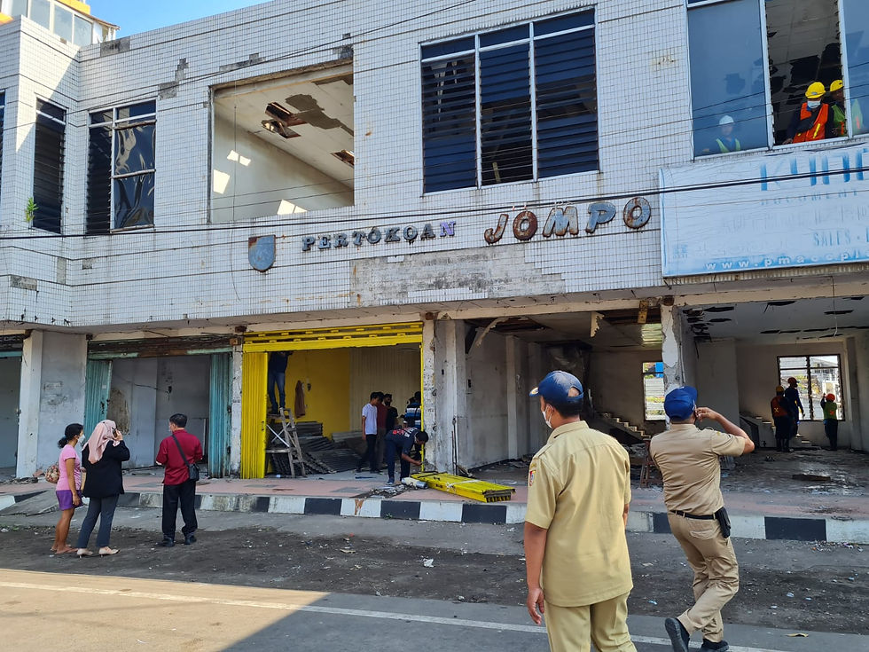 Kepala Unit Pelaksana Teknis Pengelolaan Sumber Daya Air Wilayah Bondoyudo Baru pada Dinas Pekerjaan Umum Sumber Daya Air Pemerintah Provinsi Jawa Timur
Bangunan-bangunan di sebagian pusat kota Jember berdiri di atas sungai maupun di bantaran sungai sejak dulu.