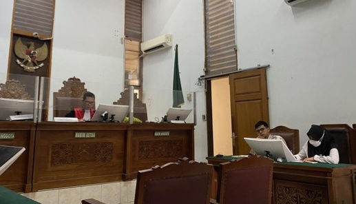 "Mengadili dalam eksepsi menolak eksepsi yang diajukan pemohon. Dalam pokok perkara, satu, menolak permohonan praperadilan yang diajukan oleh pemohon. Dua, membebankan biaya perkara kepada pemohon sebesar nihil," kata hakim.