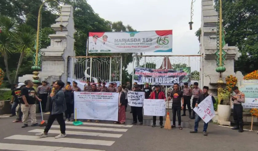 “Kami merasa di bawah ketidakjelasan yang bagi kami menjadi teka teki. Ketika KPK sudah melakukan OTT. Akan tetapi dia tidak membawa penyelenggara negara dijadikan tersangka,” katanya.