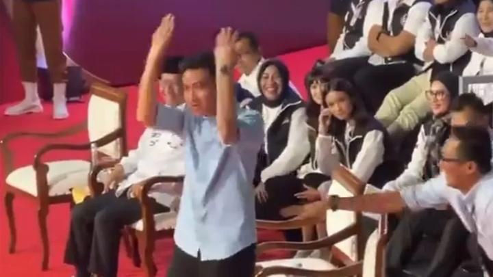 “Ini (perilaku Gibran) yang tidak boleh dan kami tegur,” kata Ketua KPU Hasyim Asy’ari di Jakarta, Kamis, 14 Desember 2023.