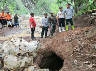 Gandeng Tim Geofisika ITS, BPBD Jatim Tinjau dan Kaji Fenomena Lubang Penyedot Air Sungai di Kabupaten Blitar