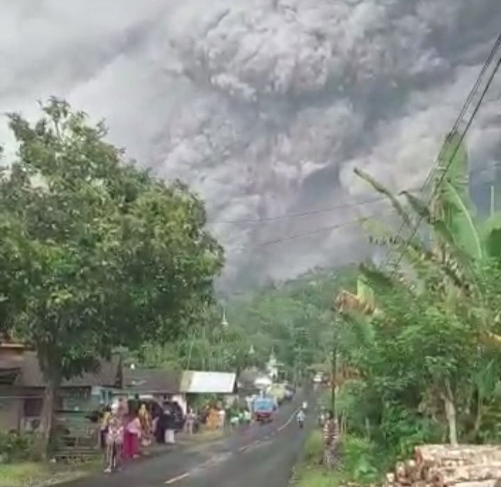 Nampak warga berhamburan dan ketakutan