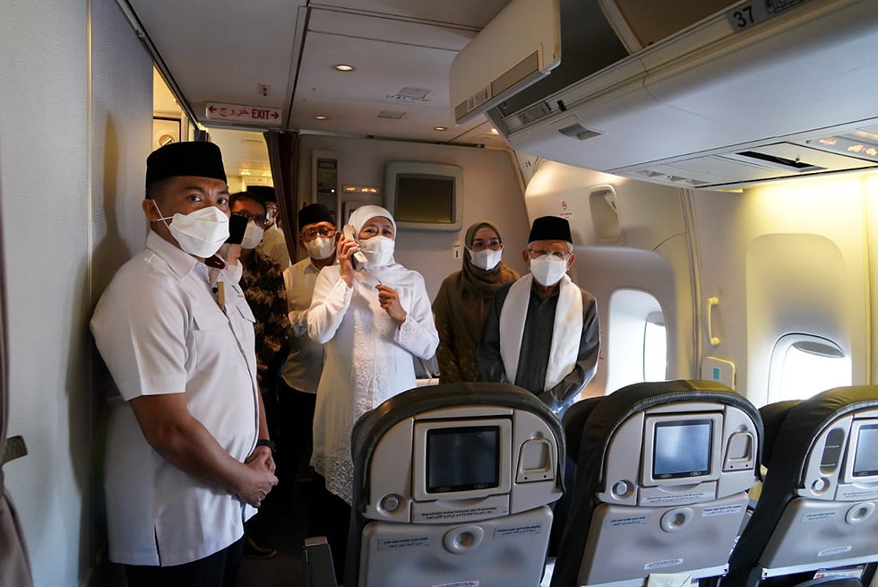 Pemberangkatan haji kloter pertama ini menjadi istimewa lantaran menjadi kali pertama dilakukan setelah dua tahun ditiadakan karena pandemi covid-19.
"Hari ini kita memberangkatkan 449 jemaah dari Jawa Timur. Mereka berasal dari Tuban dan Bojonegoro menuju tanah suci," kata Wapres RI Ma'ruf Amin di depan awak media.