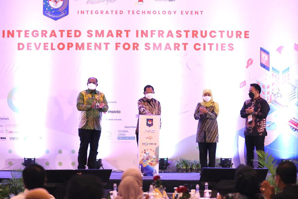 Jatim harus bisa memanfaatkan seiring dengan era Society 5.0 ini dengan memanfaatkan teknologi informasi dan komunikasi (TIK) untuk membangunan infrastruktur smart city,.
