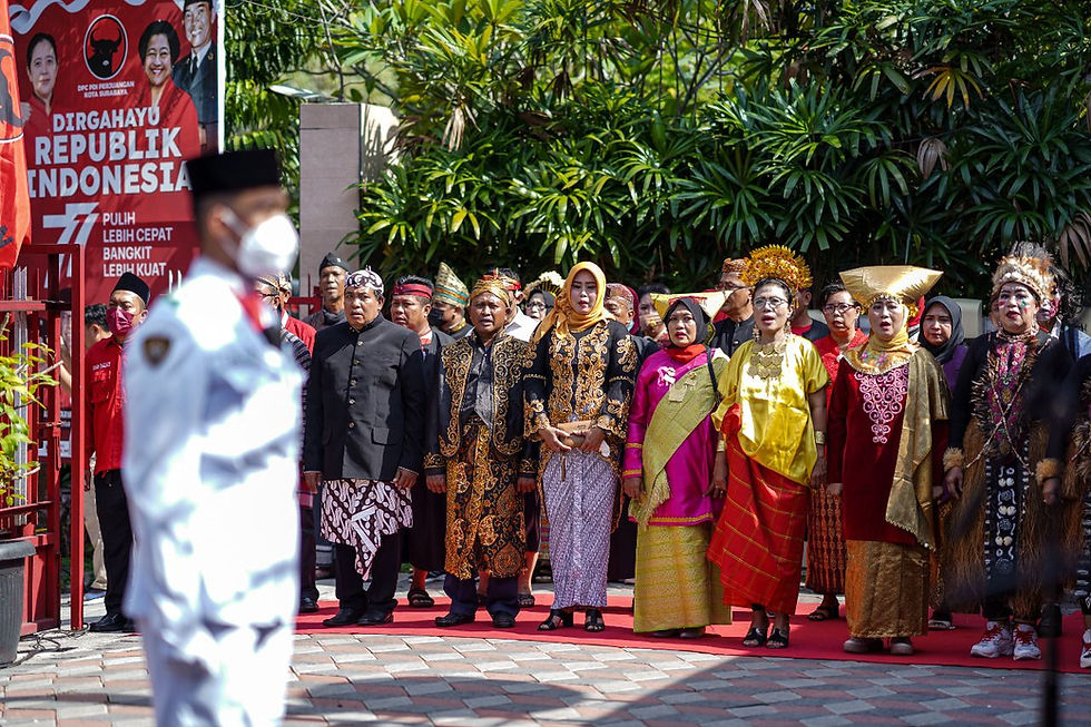 “Kemerdekaan adalah milik seluruh rakyat Indonesia, dari Sabang sampai Merauke, dari Miangas sampai Rote. Dan, persatuan adalah menjadi kunci kekuatan kita bersama. Seperti sesanti Bhineka Tunggal Ika, berbeda-beda tetapi tetap satu,” ujar Baktiono, Sekretaris DPC PDI Perjuangan Kota Surabaya, yang bertindak pemimpin upacara.