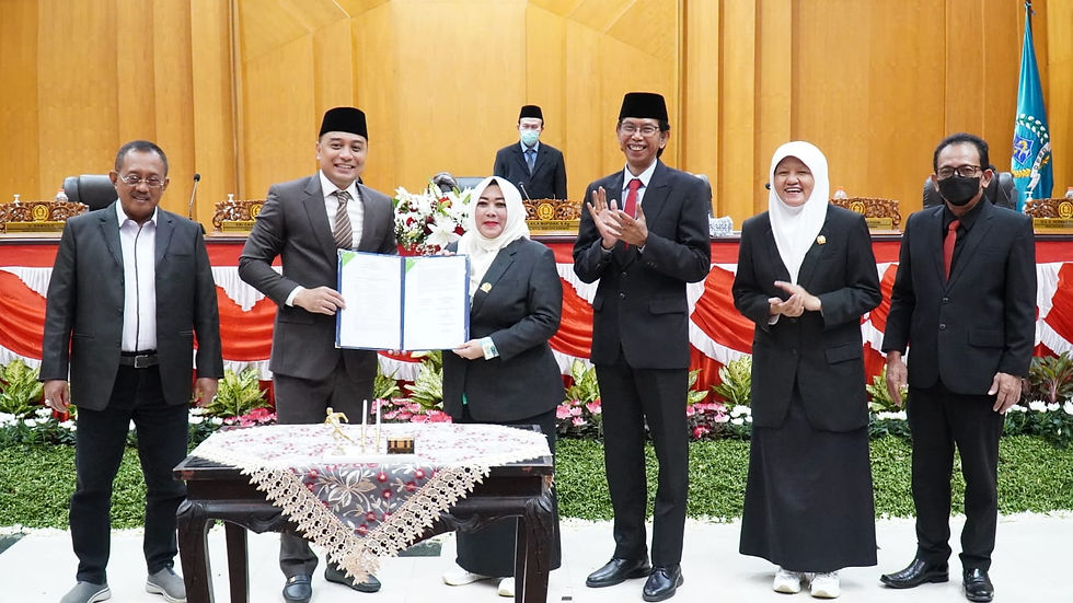 Rapat paripurna dihadiri Pimpinan dan anggota DPRD Kota Surabaya, Wali Kota Eri Cahyadi, Wakil Wali Kota Armuji, Sekkota Hendro Gunawan, dan jajaran pejabat Pemkot Surabaya.