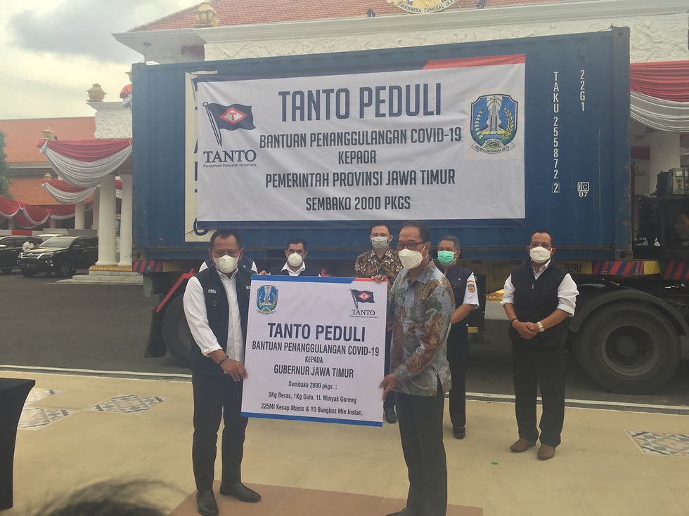 “ Bahwa ini, adalah kepedulian PT Tanto terhadap masyarakat Jatim yang terdampak dari Covid,” tutur Stenven, Senin Soreh 1/11/2021 di depan halaman Grahadi. ( Foto: Siswanto)