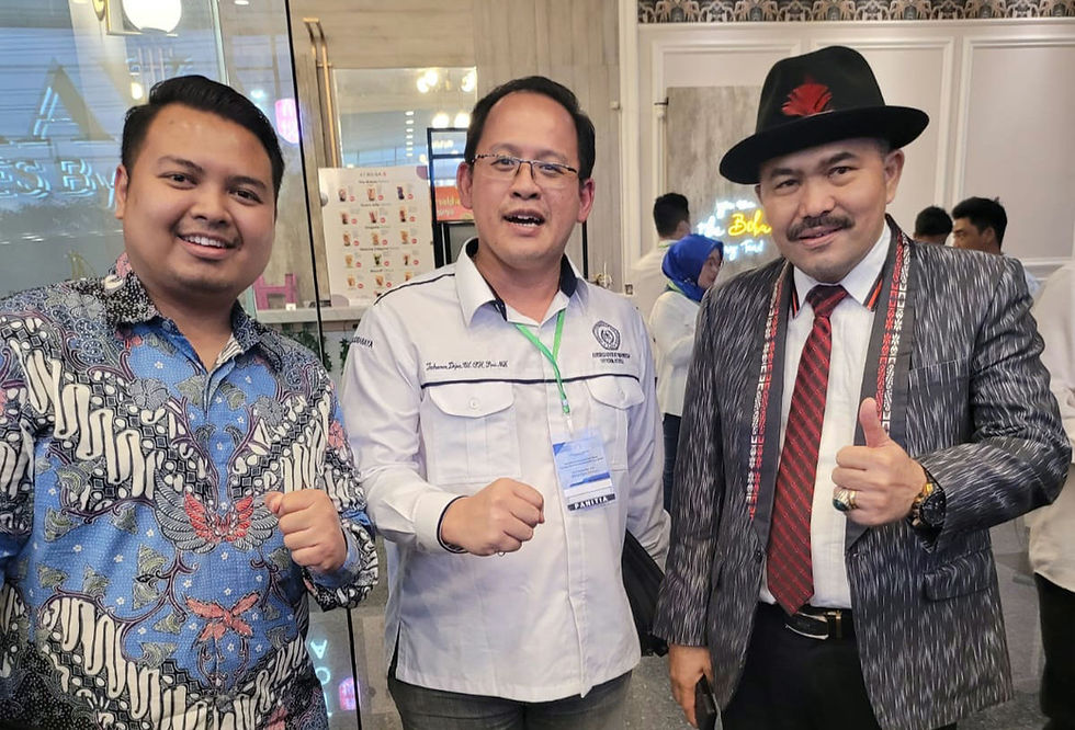 "Mereka mengatakan ada masalah di Jatim, bahwa istri orang terkaya di Indonesia, memerintahkan penegak hukum untuk mengambil tanah rakyat, mengerahkan 50 sampai 250 untuk merebut tanah, dimana sebelumnya sebetulnya sudah diwarning oleh tentara supaya segera menyingkir dari situ, karena intelejen mereka mengatakan orang-orang pemilik tanah ini akan dibunuh, tapi advokat ini percaya diri dan tetap disitu untuk melindungi masyarakat," ujarnya.