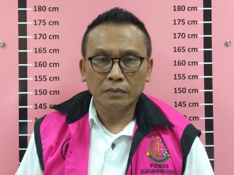 Ia menjelaskan, duduk perkara ini berawal saat tersangka pada sekitar Mei lalu diduga menjual barang bukti hasil kegiatan penertiban yang dilakukan oleh Satpol PP Kota Surabaya yang berada di Gudang Satpol PP Kota Surabaya Jl. Tanjungsari No. 11-15 Surabaya kepada pihak lain senilai sekitar Rp500 juta.