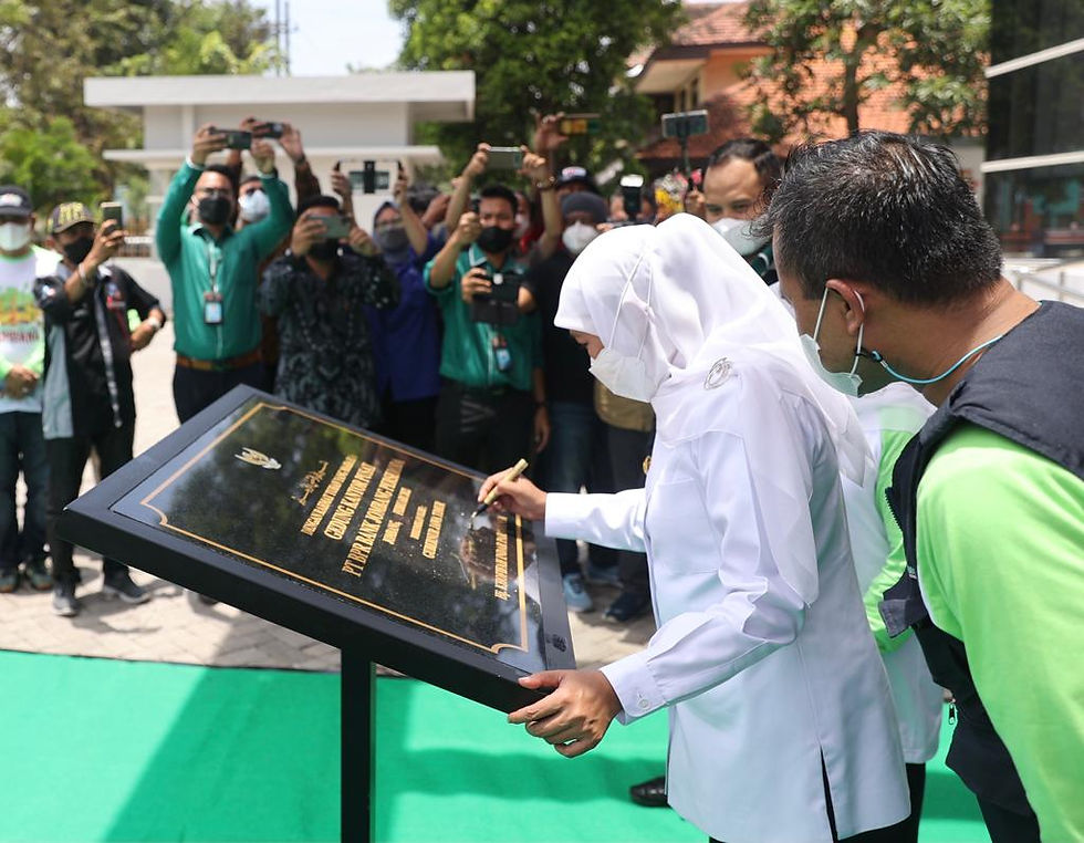 Secara khusus, Khofifah meminta kepada Pemkab Jombang bersama BPR Jombang Perseroda, bisa ikut memberikan pinjaman modal dengan bunga 3% per tahunnya lebih luas lagi. Dengan demikian, akan membantu pelaku usaha ultra mikro untuk bisa menjadi tambahan bantalan ekonomi sehingga pelaku usaha ultra mikro bisa bertahan di tengah pandemi Covid-19. Sekaligus bisa terhindar dari jeratan rentenir.
