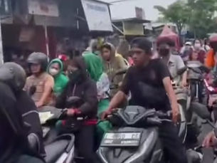 Jalan di Depan Perumahan Perhutani Ditutup Pesta Nikah, Warga dan Pengguna Jalan Terganggu