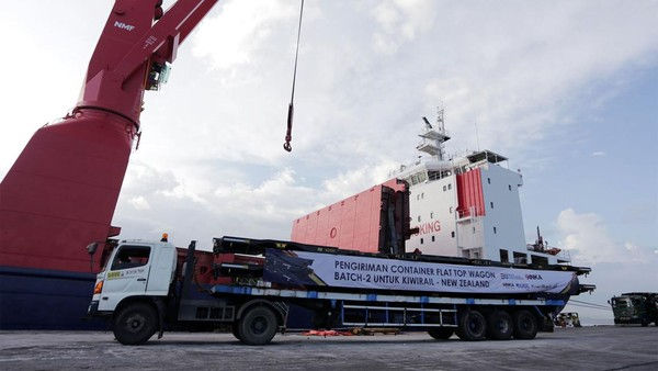 PT Industri Kereta Api (INKA) Persero, mulai mengekspor gerbong barang ke KiwiRail - New Zealand. Hari ini yang dikirim sebanyak 60 Container Flat Top (CFT) Wagon 50Ft pesanan dari UGL Rail Services Pty Ltd ke KiwiRail - New Zealand dari total pesanan sebanyak 450 CFT.