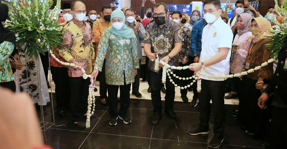 Penandatanganan MoU Pengembangan SDM antara Ketua KADIN Jatim dengan Dosen Pasca Sarjana Universitas Airlangga. Penandatanganan MoU antara Ketua KADIN Jatim dengan Direktur PT. HM. Sampoerna tentang Pembinaan UMKM, Pemagangan mahasiswa (Program MBKM - Merdeka Belajar Kampus Merdeka). Foto: Dok: Humprov Jatim