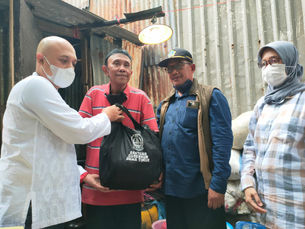 Tak Kuasa Tahan Tangis, Suharto Eks Atlet Nasional Balap Sepeda Terima HP & Bantuan dari Khofifah