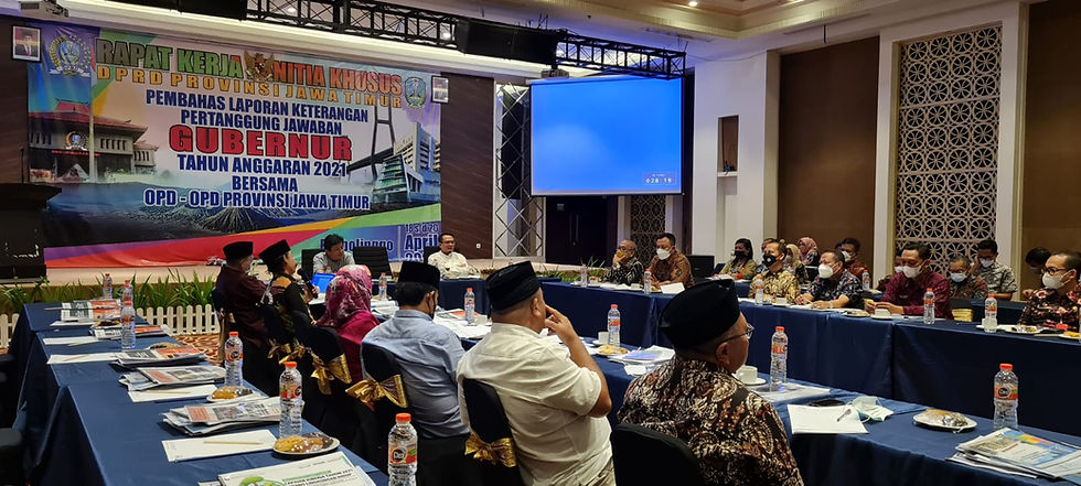 "Mohon maaf saya tidak memgetahui kegunaan dana tersebut. Kita hanya mendapatkan dan menggunakan dana itu sebesar 500 juta. Silahkan bapak-bapak menanyakan ke pak Boby (Bobby Soemiarsono, Kepala Badan Pengelola Keuangan dan Aset Daerah (BPKAD))," ujar Lilik didepan anggota Pansus dalam rapat kerja pembahasan LKPJ Gubernur 2021 DPRD Jatim, Selasa (19/04/22).
