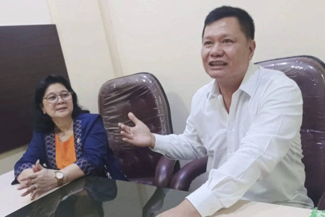 Edward Tannur (ayah Ronald Tannur) bersama pengacara Lisa Rachmat di Surabaya, Selasa (10/10/2023).