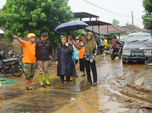 Gercep Respon Banjir Lahar Dingin Semeru, BPBD Jatim Tinjau Lokasi dan Serahkan Bantuan Logistik