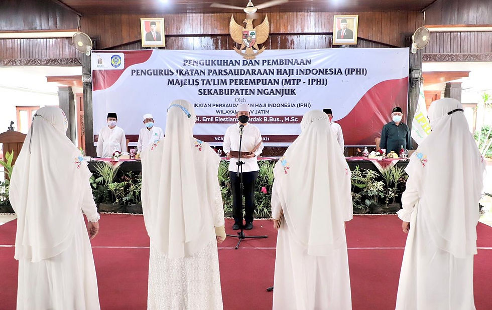Prosesi pelantikan ditandai dengan pembacaan Surat Keputusan dan penyuaraan ikrar oleh seluruh pengurus IPHI Kab. Nganjuk yang dilantik.( Foto: Her)