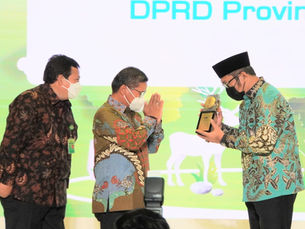 Wakil Ketua DPRD Jatim Terima Penghargaan Green Leadership Nirwasita Tantra dari Menteri KLHK