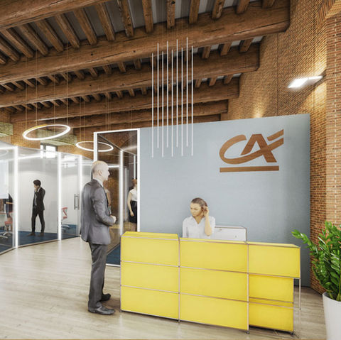 Rendu 3D d'un espace d'accueil et de bureaux modernes pour le Crédit Agricole, avec murs en briques, plafond en poutres apparentes, comptoir jaune et espaces vitrés privés, visualisé par 3dstudio.fr.