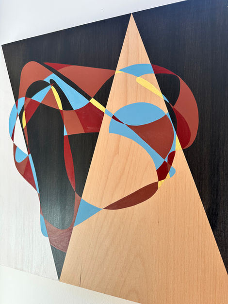 Nahaufnahme einer Acrylmalerei mit Blattgold auf Holzmalgrund