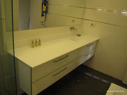 ארון אמבטיה עם חזיתות זכוכית לבנה